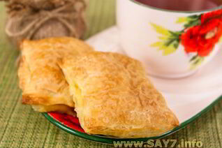 Слоеные пирожки с сыром и ветчиной