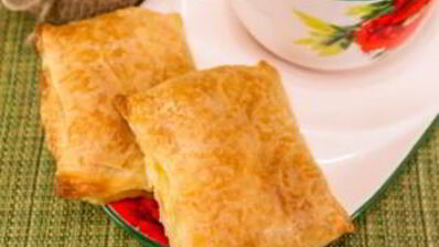 слоеные пирожки с сыром и ветчиной