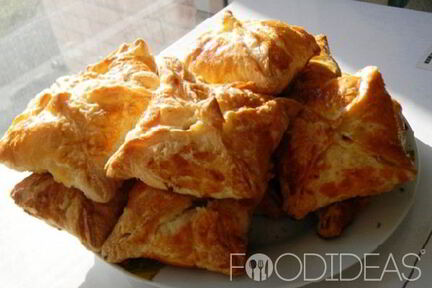 Слоеные пирожки с творогом