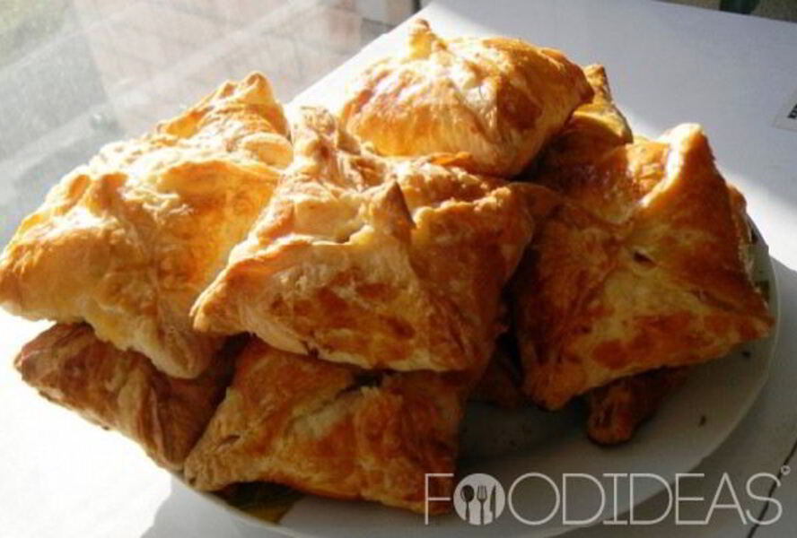 Слоеные пирожки с творогом