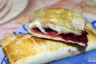 Слоеные пирожки с вишней