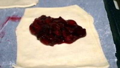 слоеные пирожки с вишней