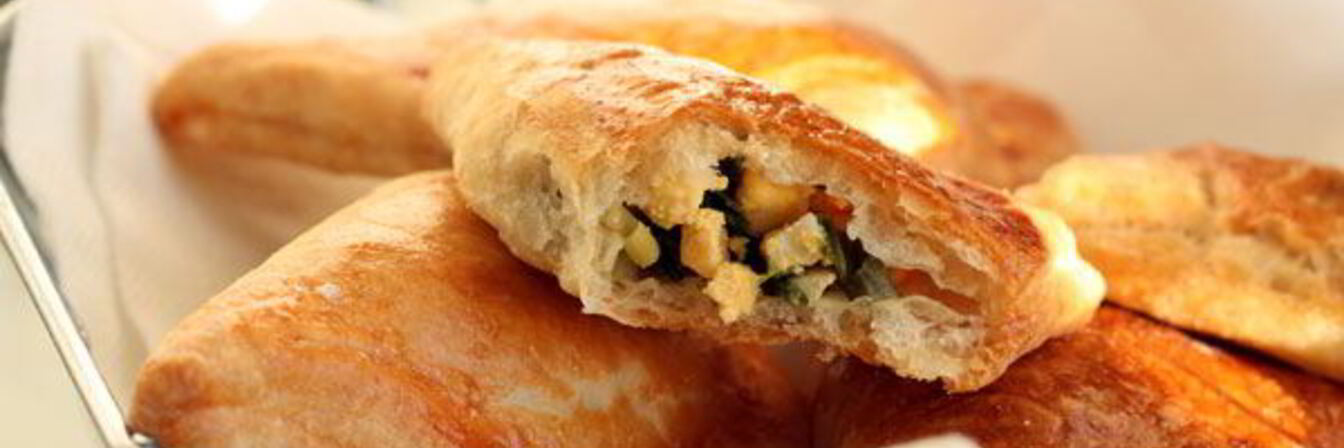 Слоеные пирожки с яйцом и зеленым луком