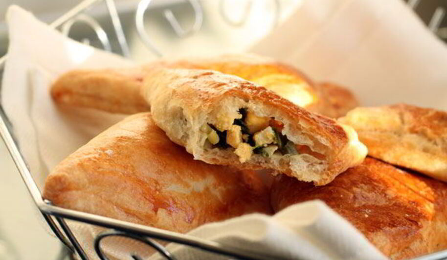 Рецепт слоеных пирожков с яйцом и зеленым луком