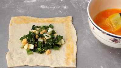 слоеные пирожки с яйцом и зеленым луком