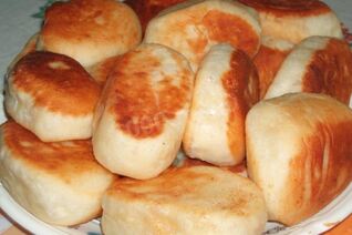 Жареные пирожки из теста на молоке с картошкой