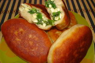 Жареные пирожки с яйцом и луком