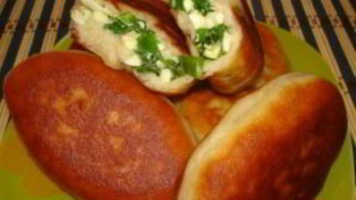 жареные пирожки с яйцом и луком