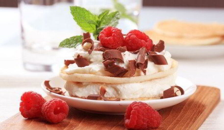 Рецепт бисквитных пирожных с творогом и малиной