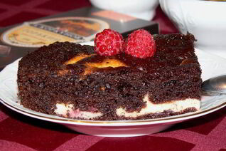 Брауни с творожно-сливочным сыром и малиной