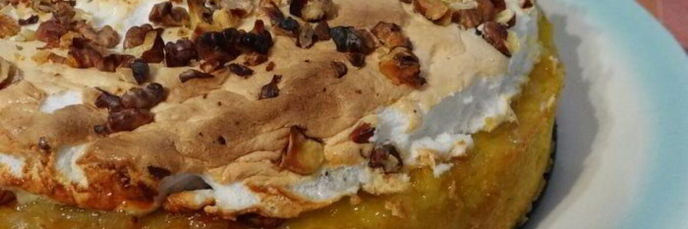 Лимонное пирожное Софи Лорен с грецкими орехами, изюмом и безе