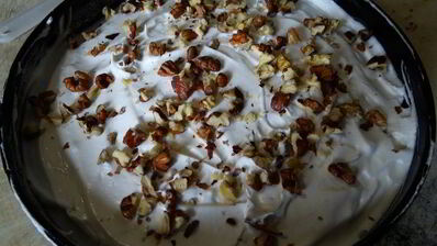 лимонное пирожное софи лорен с грецкими орехами, изюмом и безе