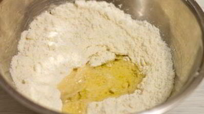 пирожные макарон с клубникой и черной смородиной