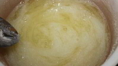 пирожные макарон с клубникой и черной смородиной