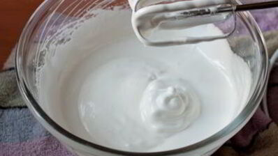 пирожные макарон с клубникой и черной смородиной