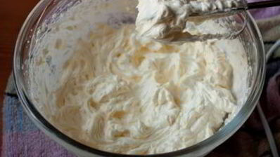 пирожные макарон с клубникой и черной смородиной