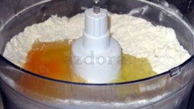 пирожные со сливой и миндалем