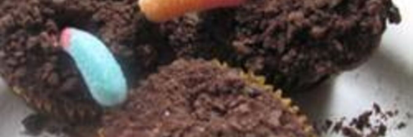 Шоколадные пирожные с червячками