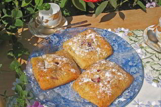 Творожные пирожные с вишней