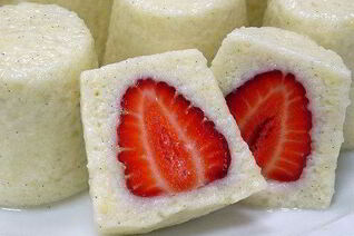 Утренние сливочные манные пирожные со свежей клубникой и ванилью