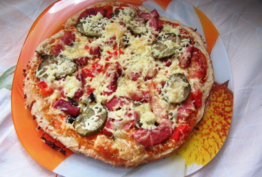 Быстрая пицца с колбасой и овощами