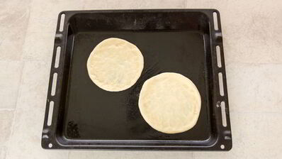 мини-пицца с томатами и моцареллой