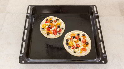 мини-пицца с томатами и моцареллой