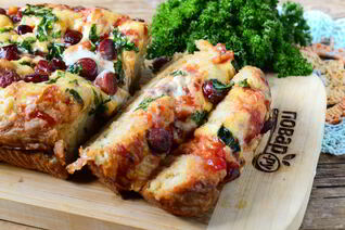 Пицца с колбасой