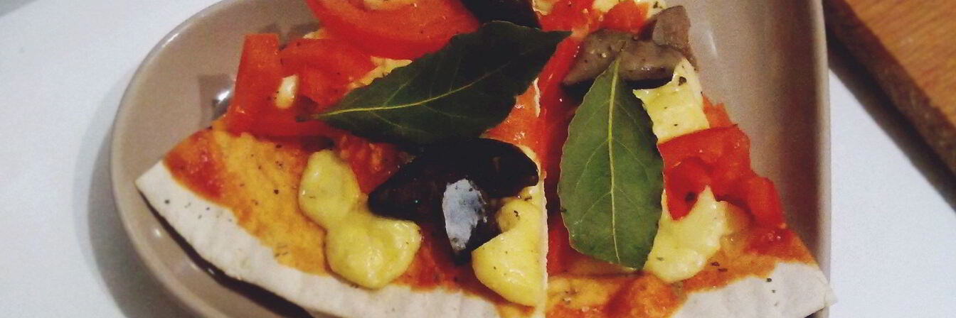 Пицца на бездрожжевом тесте с белыми маринованными грибами и гаудой