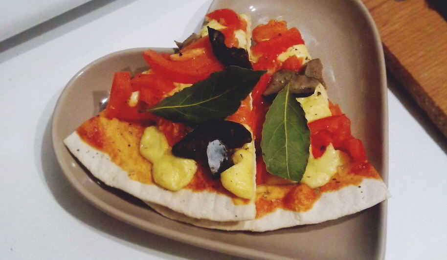 Рецепт пиццы на бездрожжевом тесте с белыми маринованными грибами и гаудой