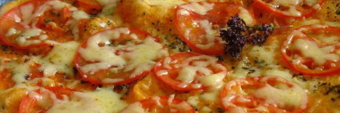 Пицца на сковороде с помидорами