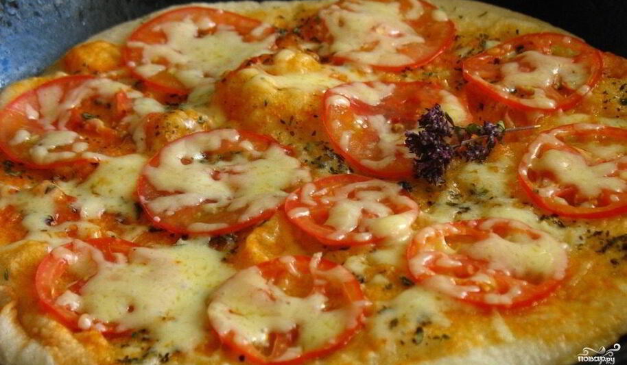Рецепт пиццы на сковороде с помидорами