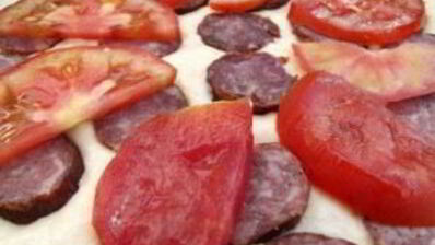 пицца на сковороде с помидорами