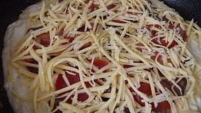 пицца на сковороде с помидорами