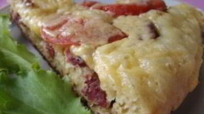 пицца на сковороде с помидорами