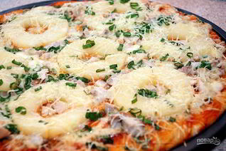 Пицца с ананасами