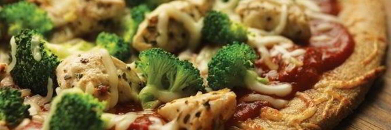 Пицца с брокколи и курицей