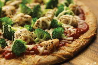 Пицца с брокколи и курицей