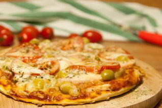 Пицца с фаршем, грибами и моцареллой