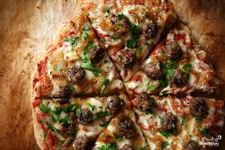 Пицца с фрикадельками, луком и петрушкой