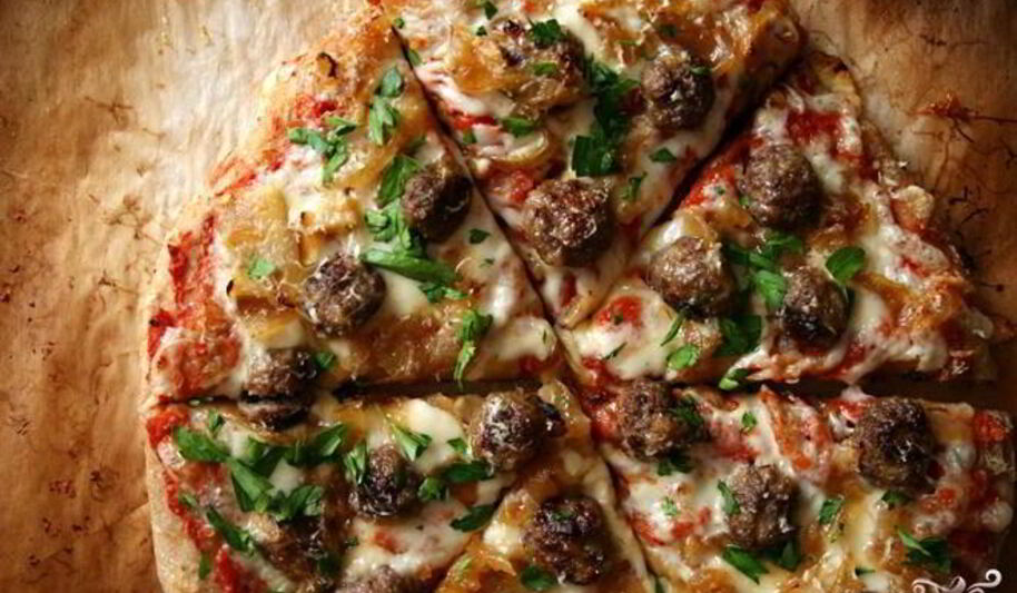 Рецепт пиццы с фрикадельками, луком и петрушкой
