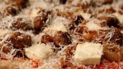 пицца с фрикадельками, луком и петрушкой