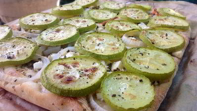 пицца с кабачками и ароматом базилика