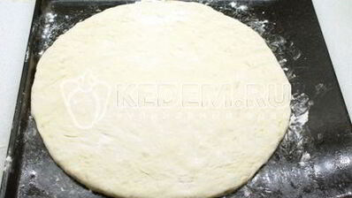 пицца с колбасой и грибами