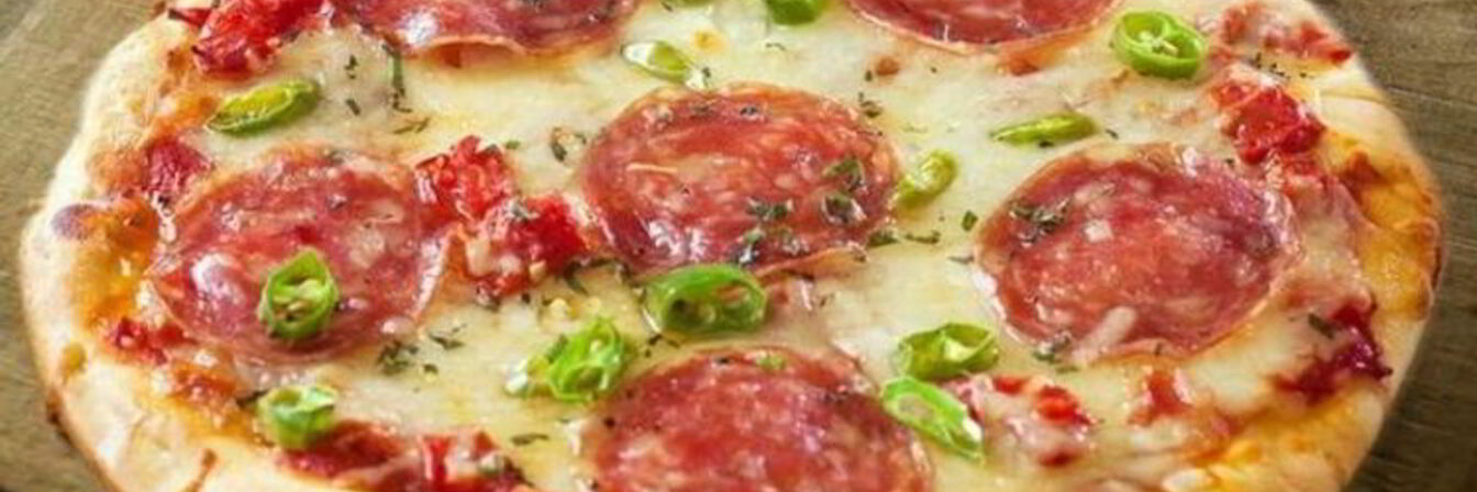 Пицца с колбасой помидорами и сыром