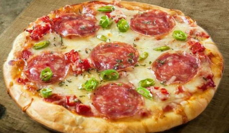 Рецепт пиццы с колбасой помидорами и сыром