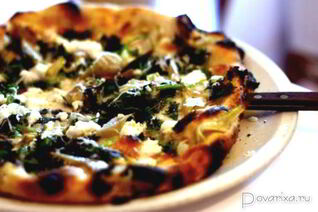 Пицца с крапивой и чесночным кремом