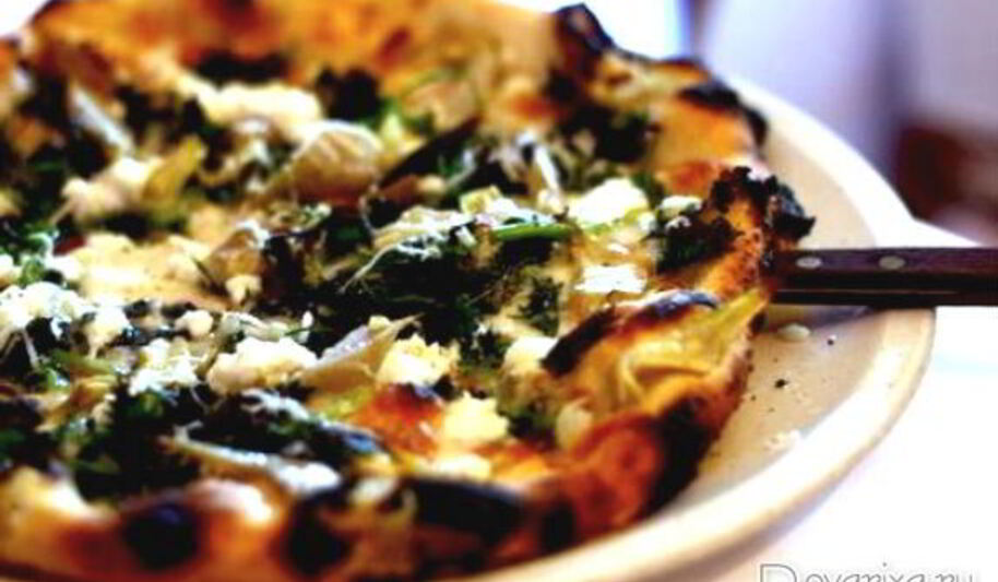 Рецепт пиццы с крапивой и чесночным кремом
