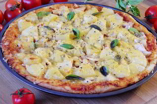 Пицца с курицей и ананасами