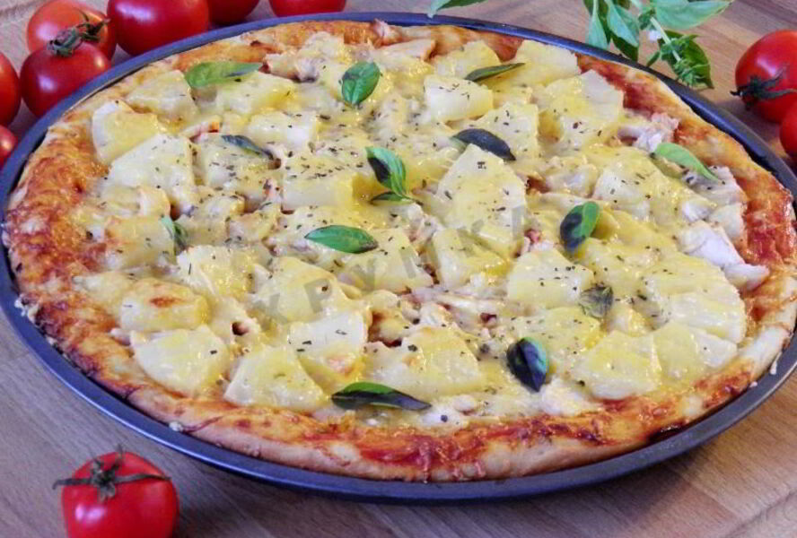 Пицца с курицей и ананасами